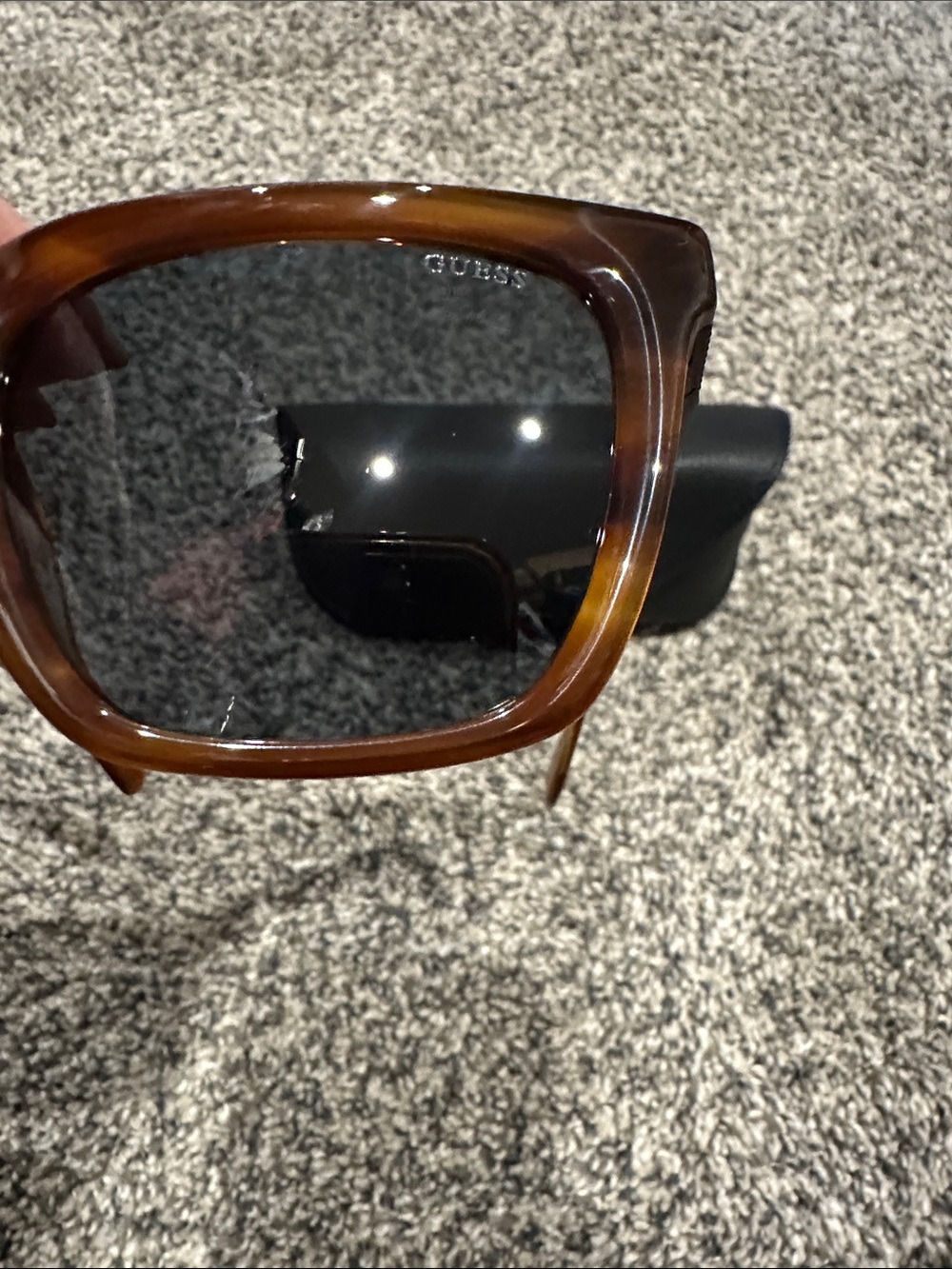 😎NWOT Guess Tortoiseshell Sunglasses with Black Lenses - Picture 5 of 7